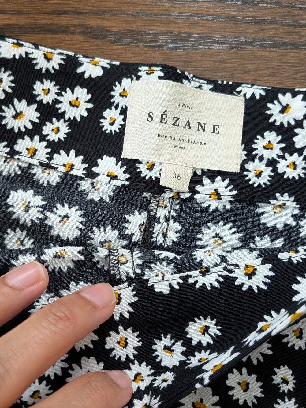 Sézane Dorian Short In Daisy - Picture 2 of 6